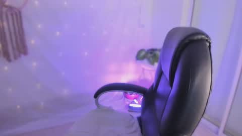 emilyy_kim online show from March 13, 12:39 pm