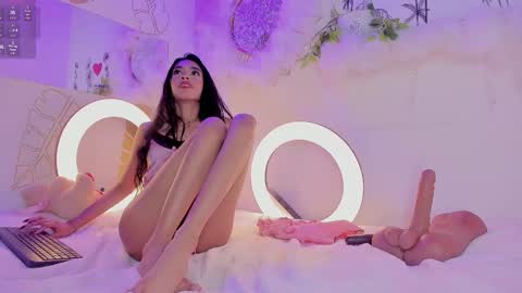 Emma Duque online show from November 27, 10:45 pm