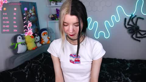 emmie_everly online show from April 8, 8:00 pm