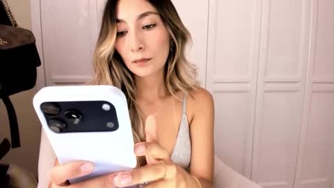 emyconneer online show from December 13, 8:04 pm