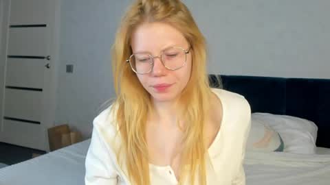 Esme Runn online show from April 25, 3:31 am