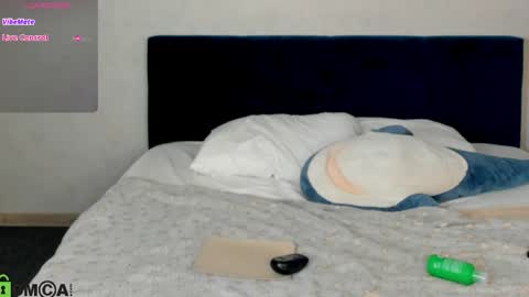 Esme Runn online show from May 14, 3:23 am