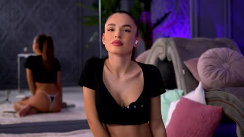 Raluca  online show from December 4, 10:30 pm