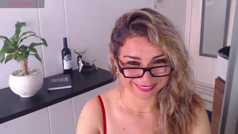 Juliana online show from December 22, 1:44 pm