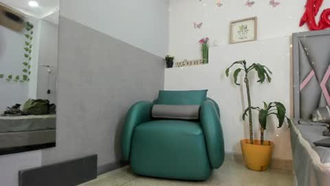 esterlindez online show from May 15, 11:40 pm