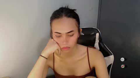 YELLA online show from December 17, 2:33 pm