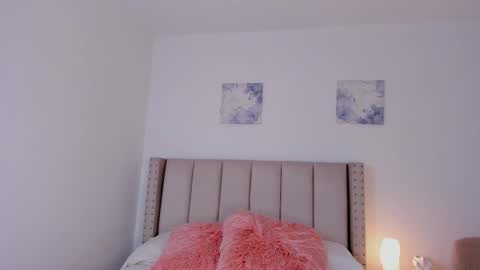 Evelyn online show from November 6, 8:04 pm