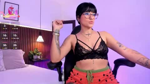 Snapshot of evelyn_samantha chatting on October 23, 2:06 am evelyn online show from October 23, 2:06 am