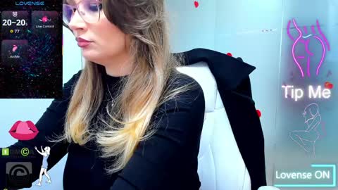 evelyne_rose online show from April 3, 7:17 am