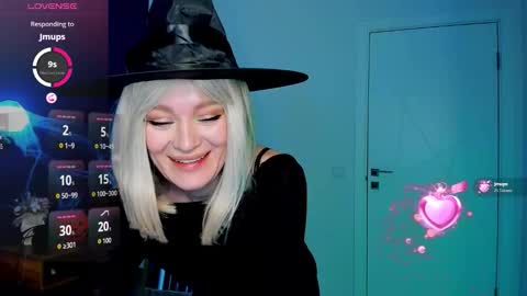 Snapshot of evelynpoole chatting on October 23, 1:44 am Evelyn online show from October 23, 1:44 am