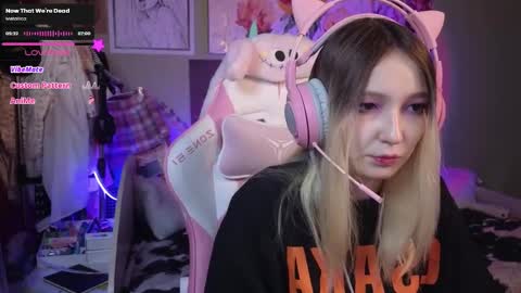 Evie online show from February 4, 8:28 pm