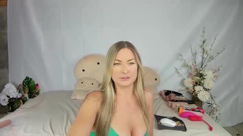 Megan NEW twitter fit amer girl online show from September 24, 8:52 pm