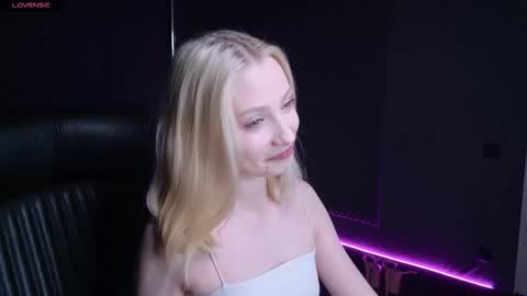 Snapshot of fluffy_cloude chatting on October 13, 5:48 pm fluffy_cloude online show from October 13, 5:48 pm