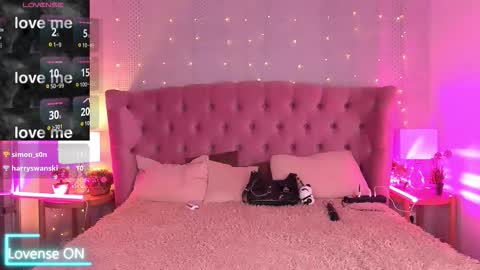 Mia online show from October 18, 3:15 pm