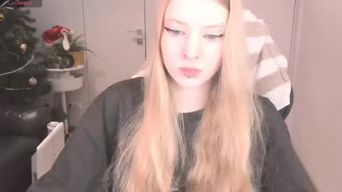 Mia online show from December 17, 4:00 pm