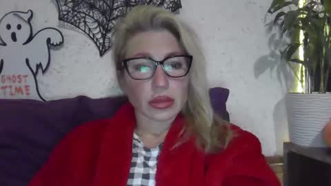 fox_red_lady7 online show from November 4, 9:31 pm