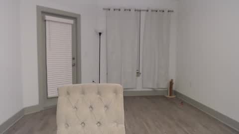 Snapshot of fragilemasochist chatting on February 7, 11:55 pm Angel online show from February 7, 11:55 pm