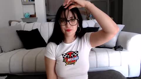 Snapshot of fragilemasochist chatting on January 4, 4:43 pm Angel online show from January 4, 4:43 pm