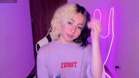 frida_lassi_ online show from November 26, 11:17 pm