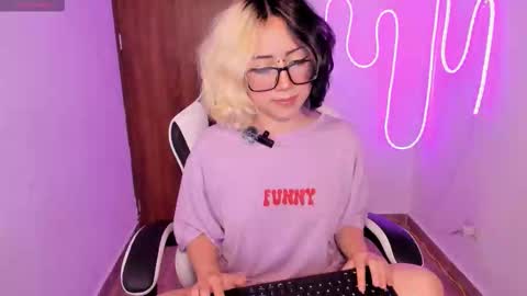 frida_lassi_ online show from November 13, 8:52 pm