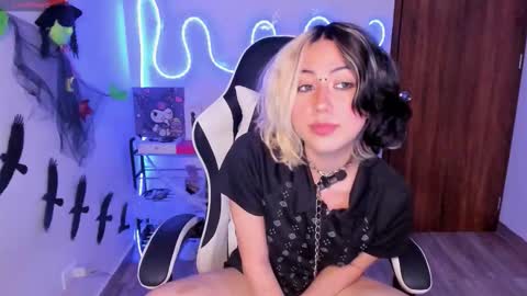 Snapshot of frida_lassi_ chatting on October 25, 11:22 pm frida_lassi_ online show from October 25, 11:22 pm