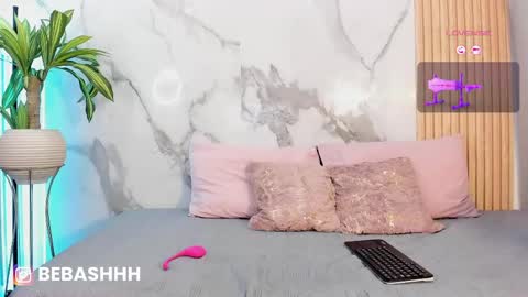   Independent model online show from April 12, 11:35 am