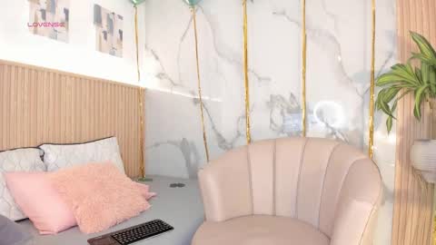   Independent model online show from March 17, 12:31 pm