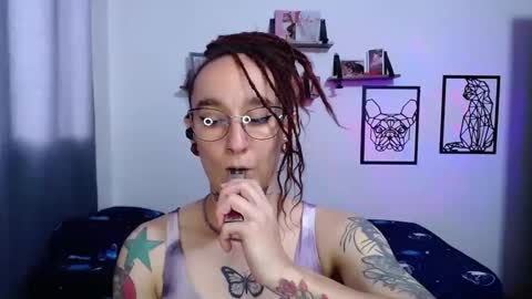 Snapshot of gabby_moon09 chatting on October 22, 12:43 pm gabby_moon09 online show from October 22, 12:43 pm