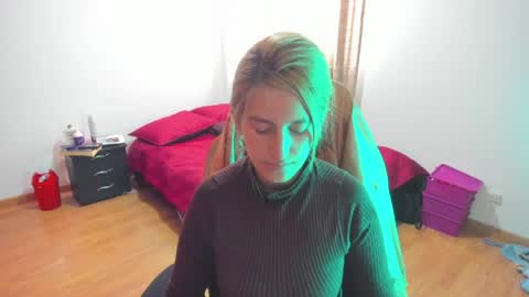 GiaRoussel online show from April 7, 4:09 pm