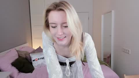 Snapshot of gin_yoon chatting on December 4, 6:33 am Gin online show from December 4, 6:33 am