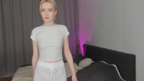 Snapshot of gin_yoon chatting on October 17, 6:27 am Gin online show from October 17, 6:27 am