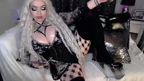 Rebecca Randall online show from November 25, 9:15 pm