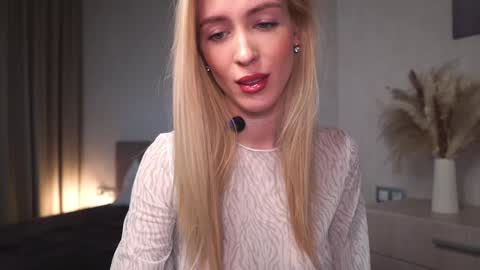 Snapshot of gold_blond chatting on December 11, 6:14 am Olivia online show from December 11, 6:14 am