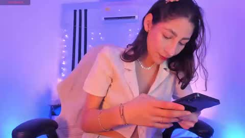 i am Jessi  I love animals and drawing I hope to get along with everyone. XOXO online show from February 3, 8:01 pm