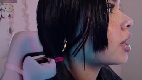 Haely online show from April 18, 1:52 am