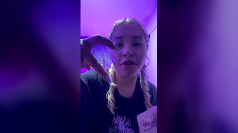 Haely online show from February 8, 8:34 pm