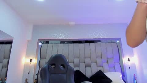 Snapshot of hailybairen chatting on December 13, 7:43 pm  Haily Bairen online show from December 13, 7:43 pm