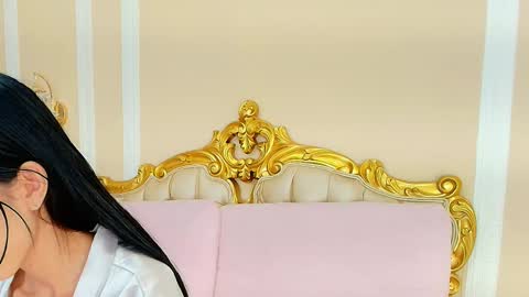 Hallie Stone online show from January 13, 1:15 pm