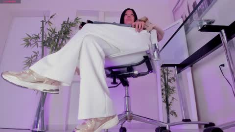 HANNAH HOWELL online show from November 4, 9:36 am