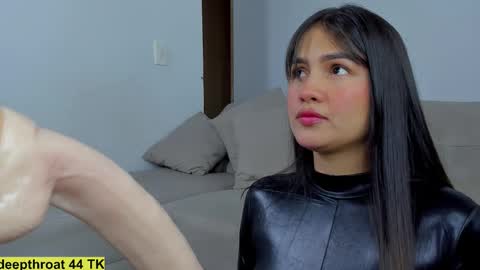 Snapshot of hannathompson___ chatting on October 17, 2:09 pm Hanna online show from October 17, 2:09 pm