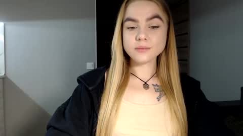 happy_fox_ online show from January 24, 8:53 pm