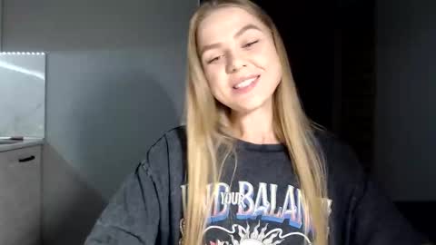 happy_fox_ online show from October 6, 9:19 pm