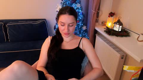 Snapshot of heaven_chloe chatting on December 17, 7:48 pm Heaven girl online show from December 17, 7:48 pm