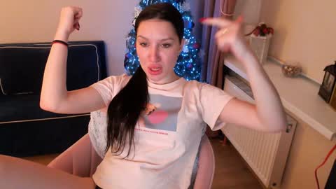 Snapshot of heaven_chloe chatting on January 13, 12:19 am Heaven girl online show from January 13, 12:19 am