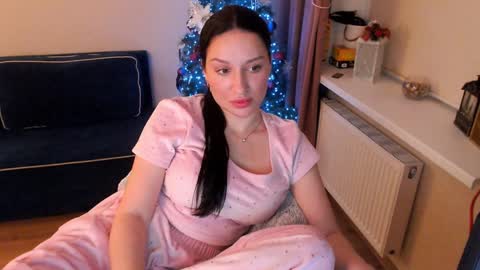 Snapshot of heaven_chloe chatting on January 20, 5:37 pm Heaven girl online show from January 20, 5:37 pm