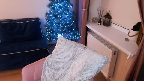 Snapshot of heaven_chloe chatting on December 9, 6:35 pm Heaven girl online show from December 9, 6:35 pm