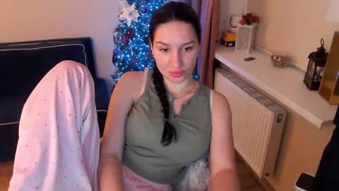 Snapshot of heaven_chloe chatting on January 23, 2:28 pm Heaven girl online show from January 23, 2:28 pm