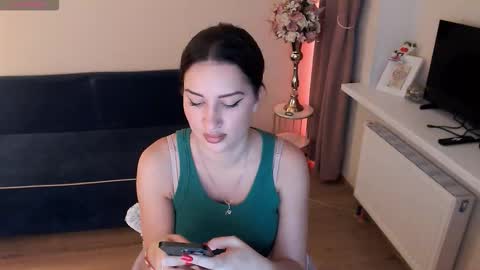 Snapshot of heaven_chloe chatting on September 23, 7:45 pm Heaven girl online show from September 23, 7:45 pm