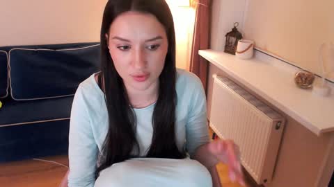 Snapshot of heaven_chloe chatting on December 3, 3:22 pm Heaven girl online show from December 3, 3:22 pm