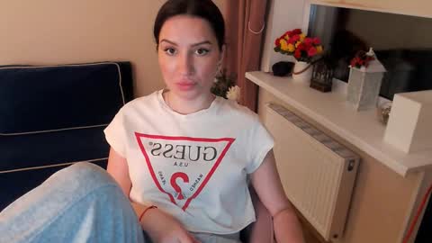 Snapshot of heaven_chloe chatting on March 11, 4:29 pm Heaven girl online show from March 11, 4:29 pm